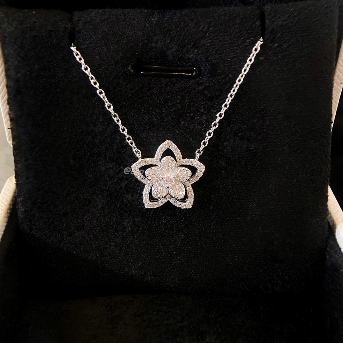 Graff Wild Flower Diamond Pendant (3) - www.newkick.vip